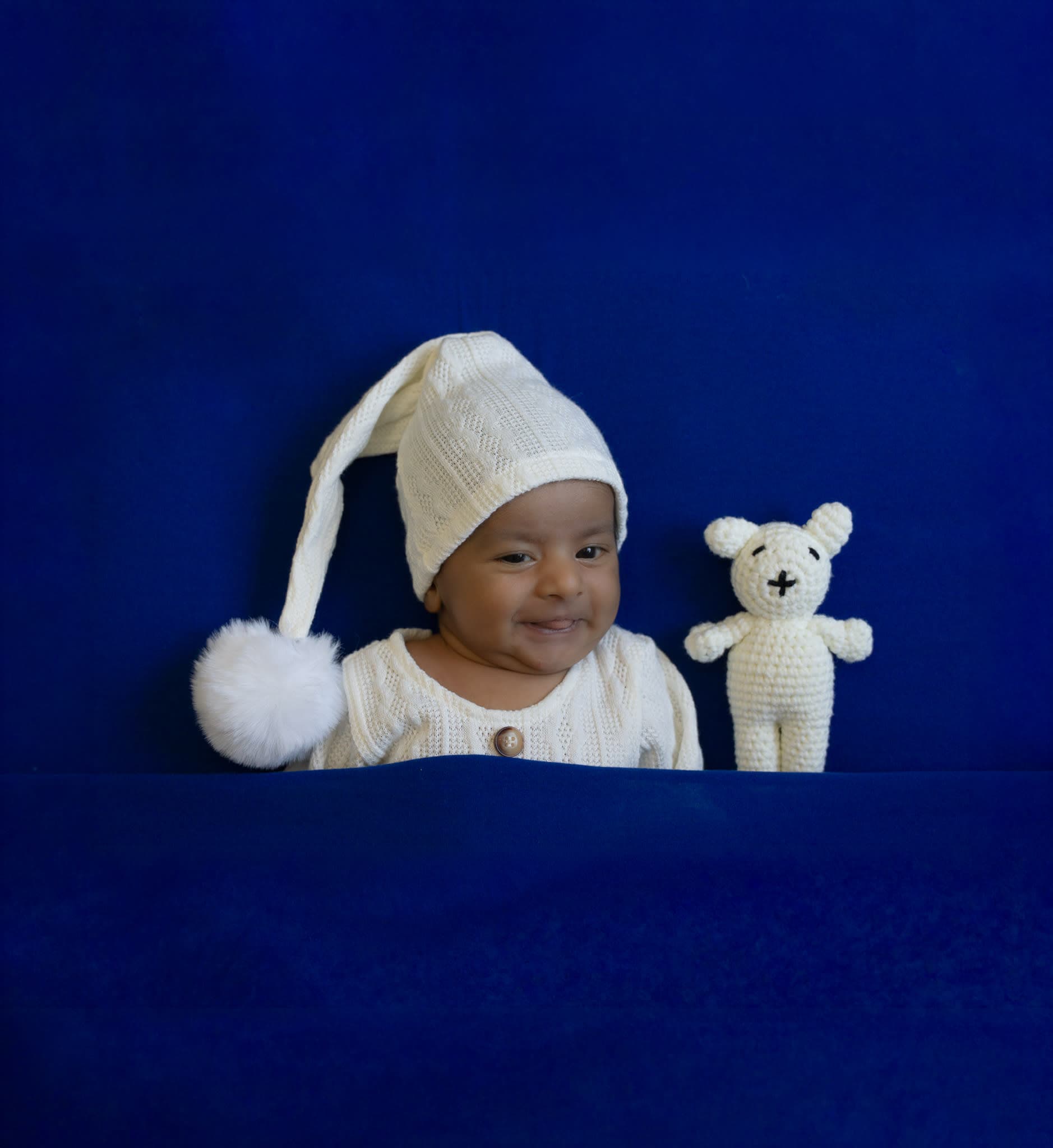 Help me find a good in-home newborn photographer in Montreal - Apeksha Bafna Photography - she is a travelling studio. She will bring all the props and equipment needed to your home and create beautiful photos for your newborn. 