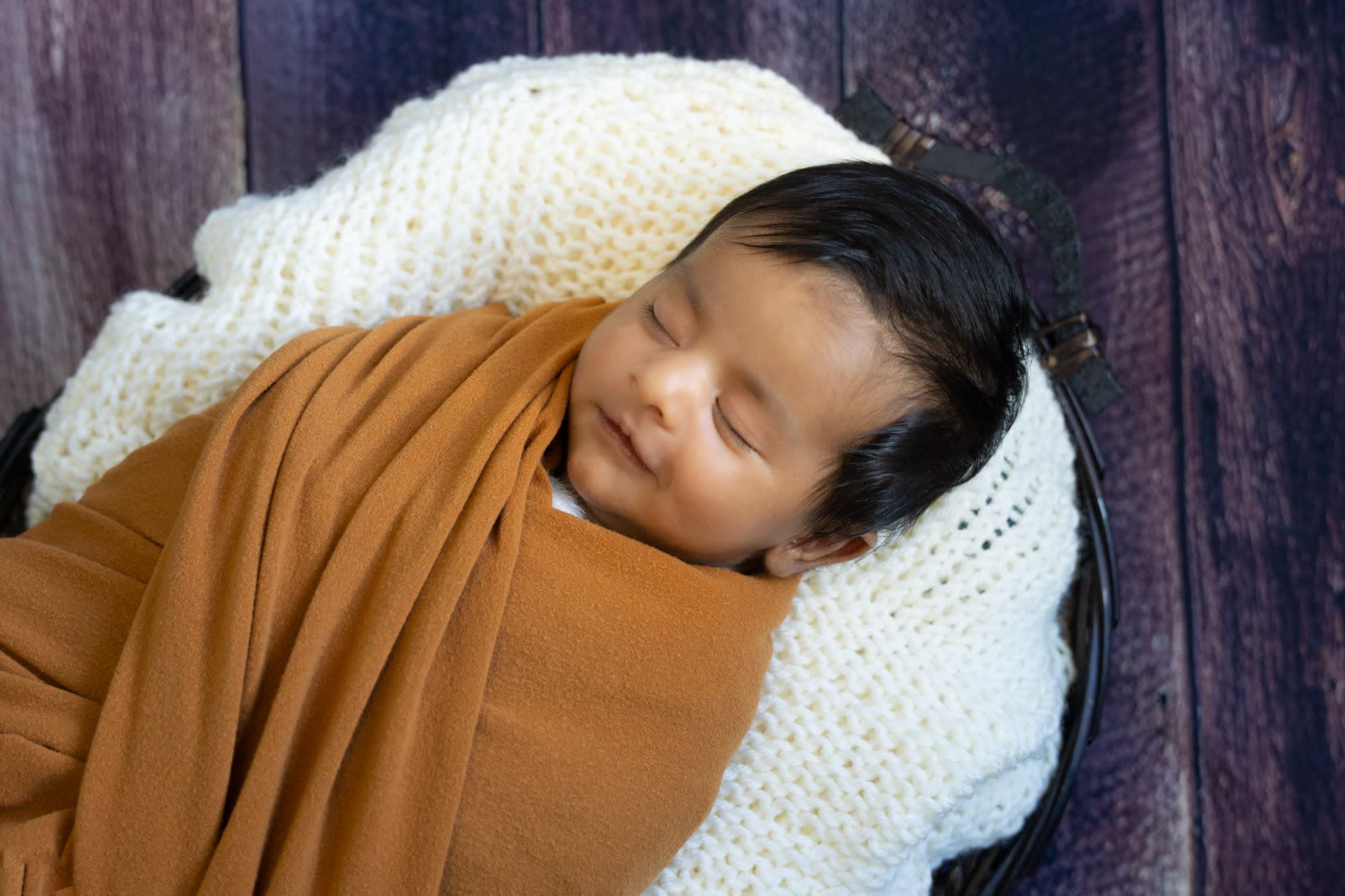 Apeksha Bafna Photography will bring a mix of studio style photos and lifestyle photos for your newborn session