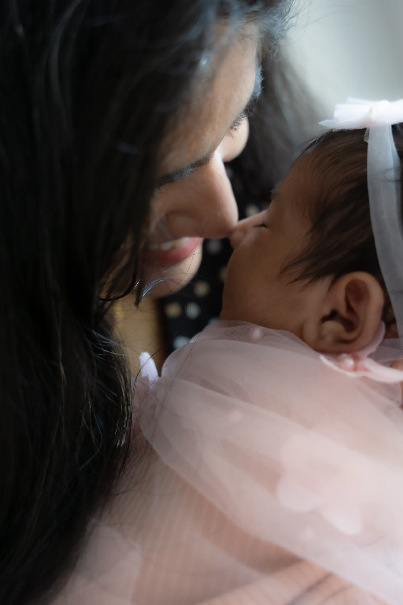 Can you help me find an affordable newborn photographer in Montreal? Apeksha Bafna Photography works in the price range of $300-$400, giving you the best experience of an in-home newborn session. 